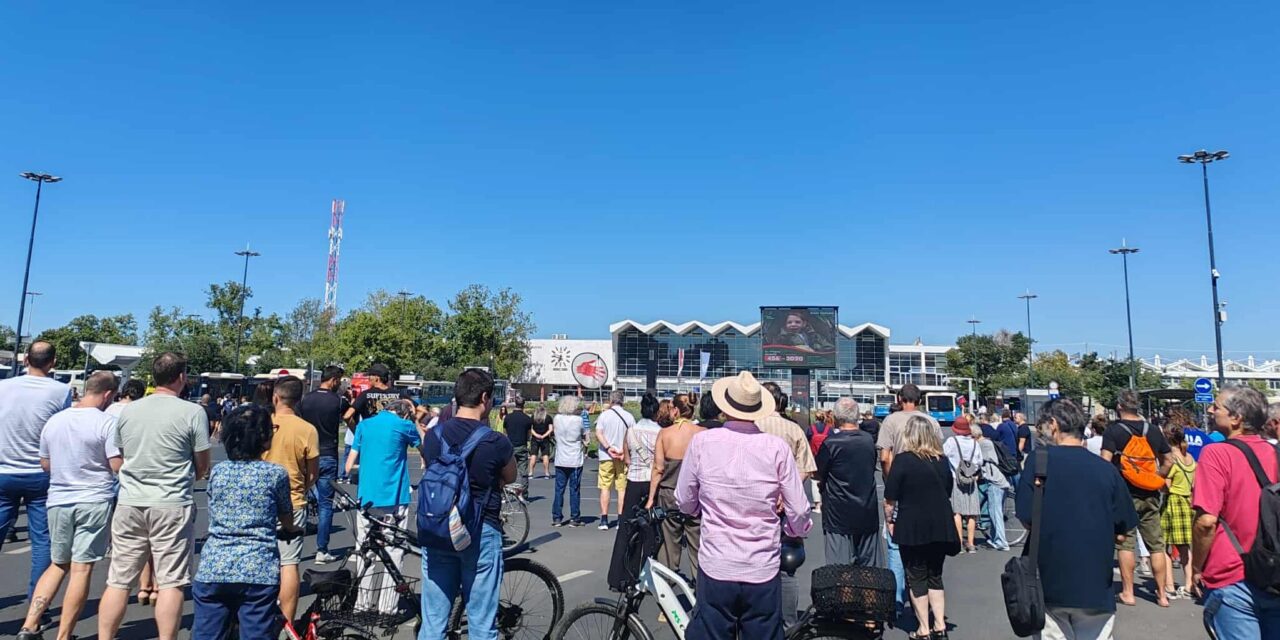 Így emlékeztek az újvidékiek a tíz hónapja történt tragédia áldozataira