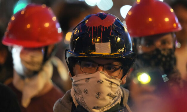 Egy rendőrtől a tüntetők elvették a szolgálati fegyverét