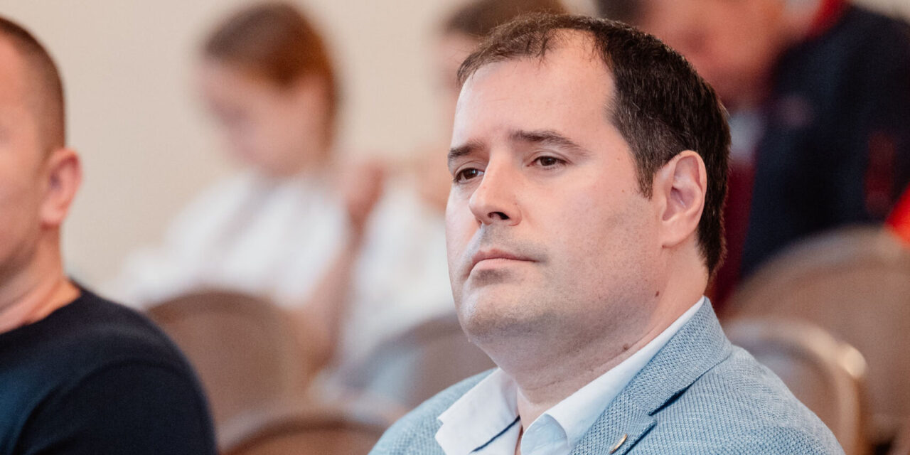 Fejsztámer: A kivándoroltak nagyon jól élnek, nem tudják ott ki a polgármesterük, itt meg nagyon nehéz politikusnak lenni