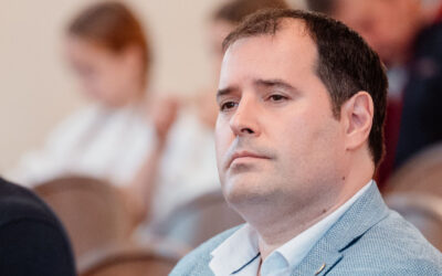 Fejsztámer: A kivándoroltak nagyon jól élnek, nem tudják ott ki a polgármesterük, itt meg nagyon nehéz politikusnak lenni