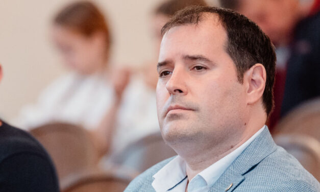 Fejsztámer: A kivándoroltak nagyon jól élnek, nem tudják ott ki a polgármesterük, itt meg nagyon nehéz politikusnak lenni