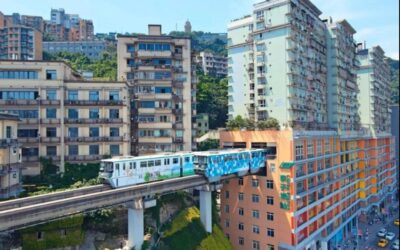 Vonatállomás van a társasház emeleti részén (videóval)