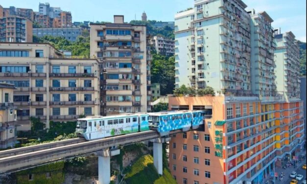 Vonatállomás van a társasház emeleti részén (videóval)