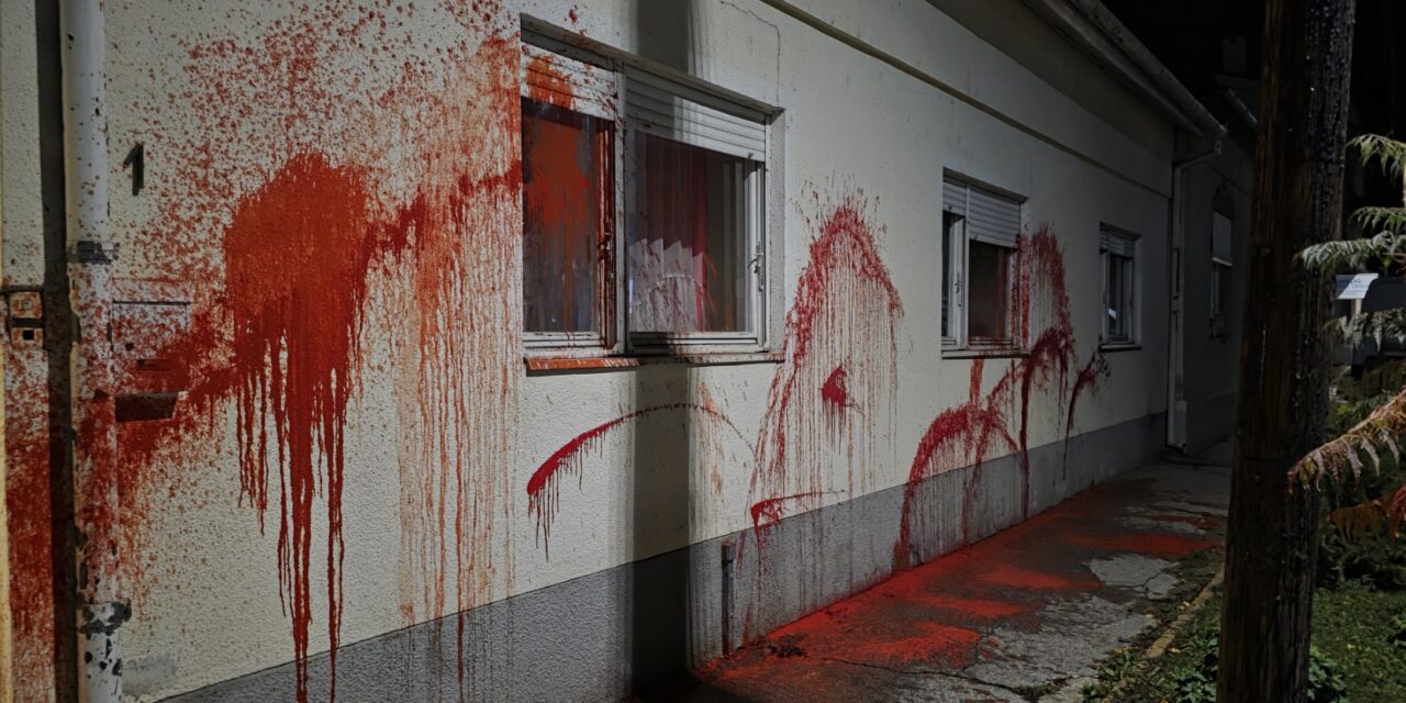 <span class="entry-title-primary">Kritizálta a SNS-VMSZ koalíciót, vörös festékkel öntötték le a házát</span> <span class="entry-subtitle">Sebők: Ez üzenet mindenkinek, aki ki meri mondani a véleményét</span>