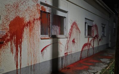 Kritizálta a SNS-VMSZ koalíciót, vörös festékkel öntötték le a házát Sebők: Ez üzenet mindenkinek, aki ki meri mondani a véleményét