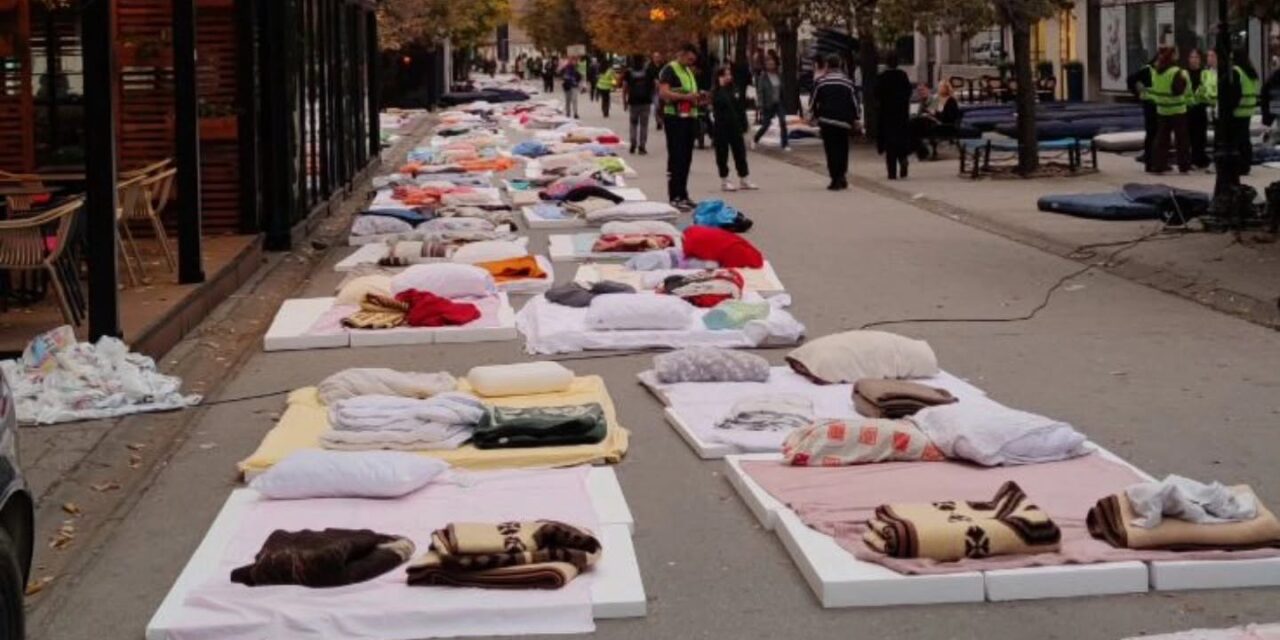 <span class="entry-title-primary">A szabad ég alatt, matracokon éjszakáznak Inđijában az egyetemisták (Fotó, Videó)</span> <span class="entry-subtitle">“Minden megváltozott az elmúlt egy évben, csak a hatalom nem” - Megérkeztek a Novi Pazar-i egyetemisták Inđijába</span>