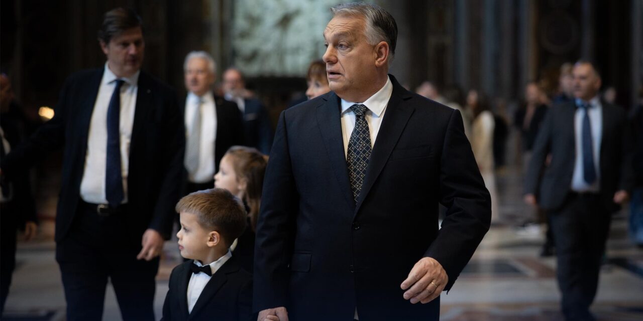 Az unokáival ment a Vatikánba a miniszterelnök