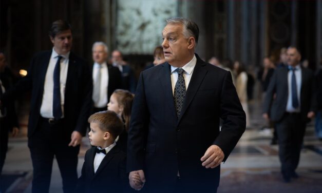 Az unokáival ment a Vatikánba a miniszterelnök
