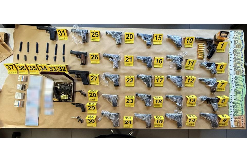 Kínaiakat csempészett egy zombori és egy kamenicai férfi, egyiküknél rengeteg fegyvert találtak