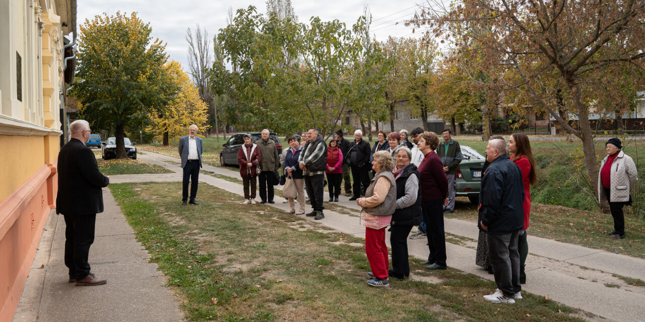 <span class="entry-title-primary">A Szemző fiú esete Ungár Piroskával</span> <span class="entry-subtitle">Emléktáblát avattak Bácskossuthfalván</span>