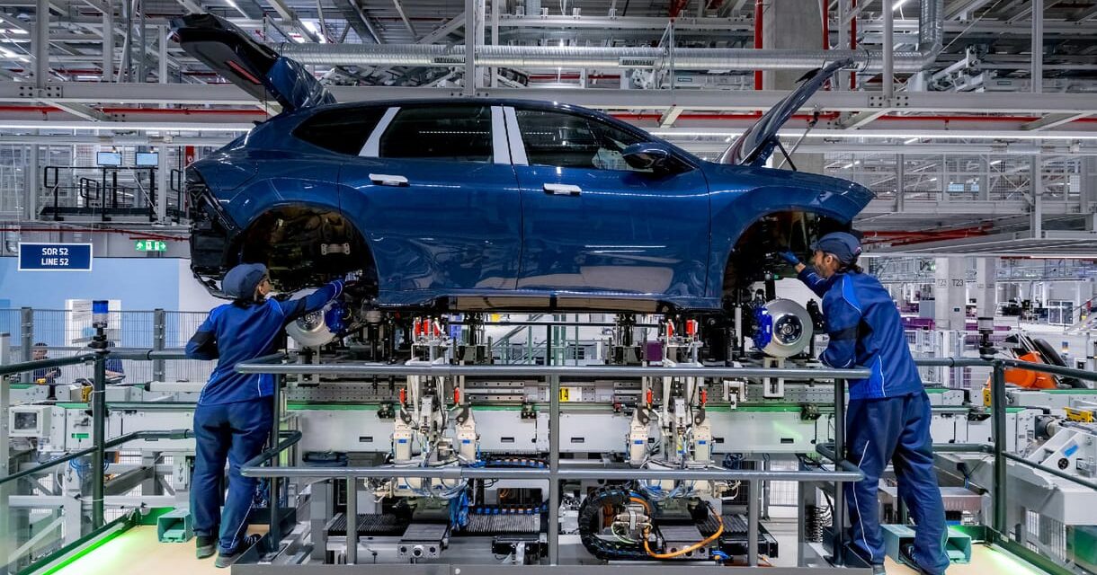 Ennyi a kezdő fizetés a debreceni BMW-gyárban