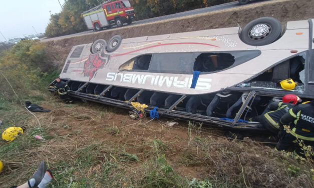 120-szal száguldott a buszsofőr, mielőtt felborult volna a 83 utassal