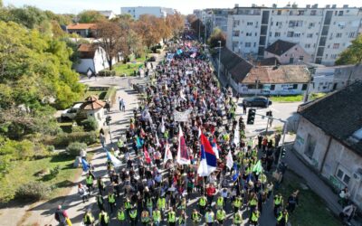 Hömpölyög a tömeg Újvidék felé