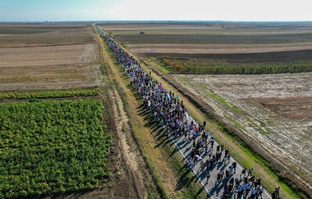 Végeláthatatlan az Újvidékre tartó menetoszlop (videóval)