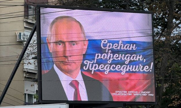 Óriásplakátokon köszöntik Nišben születésnapján az orosz elnököt
