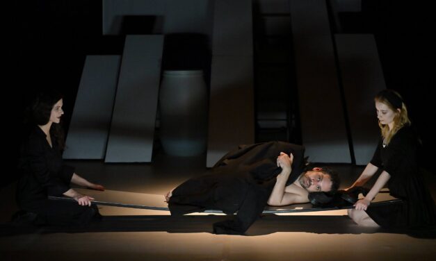 Rendkívüli időpontban, szerepcserével játssza a Lenz című előadást a KDSZ