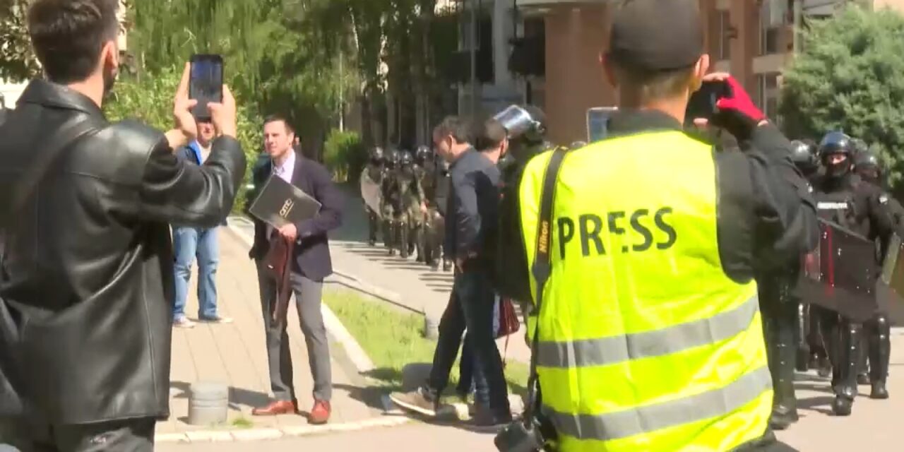 „Az államvezetés utasítja a rendőröket az újságírók verésére”