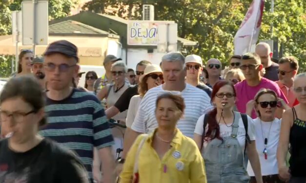 Nők zacskóval a fejükön – performansz Zimonyban a bántalmazott diáklány támogatására (Fotó)
