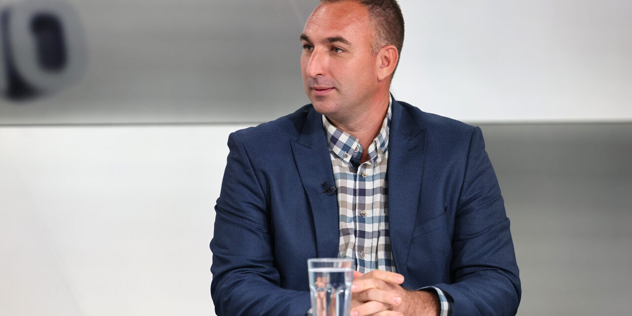 A bíróság visszahelyeztette  munkahelyére az állatorvost, akit kirúgtak, mert nem akart haladó pártgyűlésekre járni