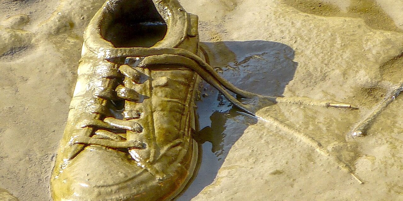 Felborult egy teherautó, húsz tonna ragacsos almaszósz folyt az autópályára (Videó)