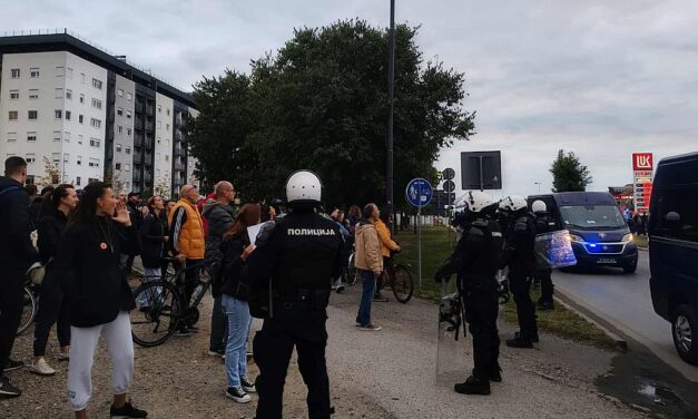 Megtámadták az újvidéki tüntetésen az N1 újságíróját