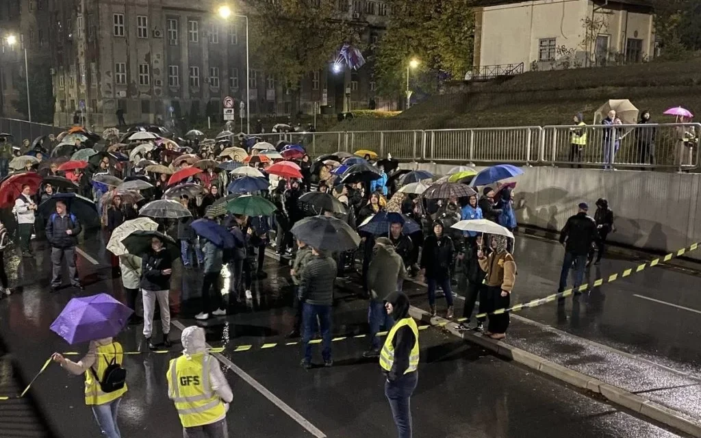 A szabadkai aluljárónál tüntettek és festettek az egyetemisták
