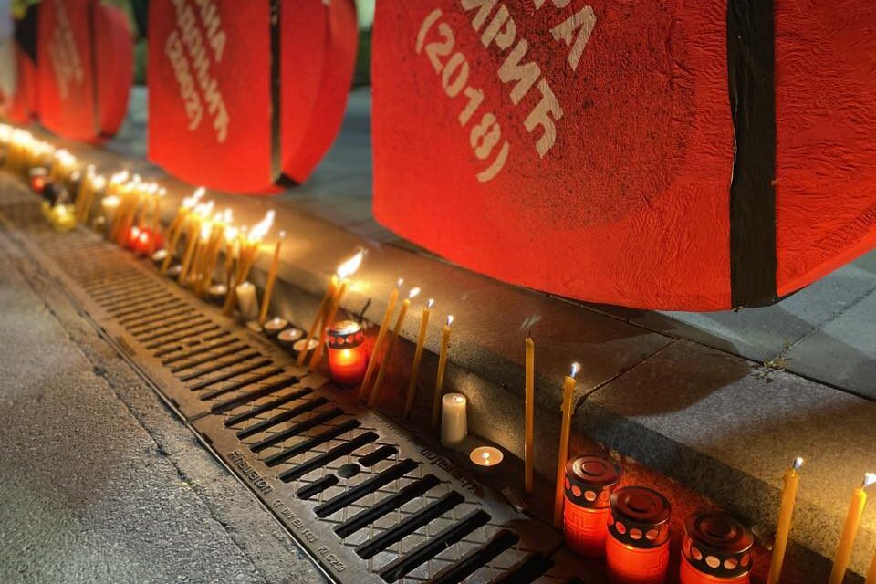 Városon átívelő sétával emlékeztek az újvidéki áldozatokra Szabadkán (Fotógaléria)