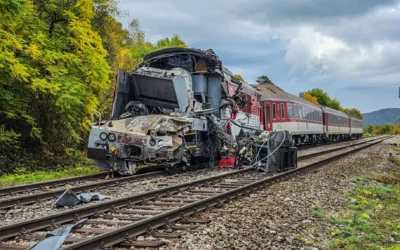 Két személyvonat ütközött, legalább száz sérült van