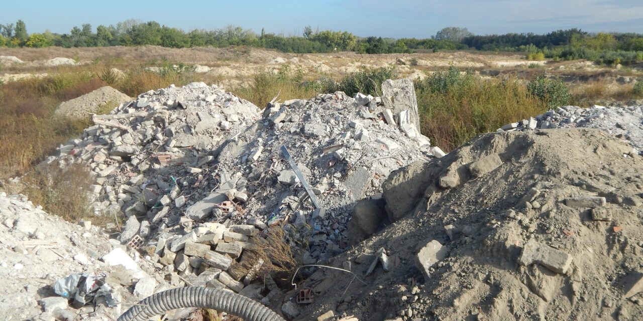 <span class="entry-title-primary">A lebontott Slavica törmelékét illegálisan Tavankút határába hordják?</span> <span class="entry-subtitle">A helyiek attól tartanak, hogy a törmelék szennyezett és veszélyes, féltik az egyébként is kevés vizüket</span>