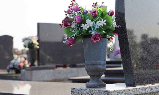 Katolikus temetőkből lopták el a márványvázákat