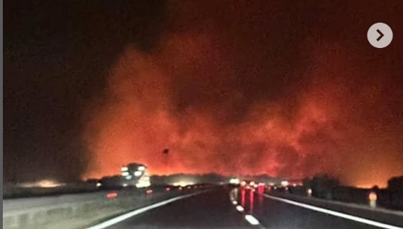 Hatalmas tűz az autópálya mellett, nehezített a közlekedés is