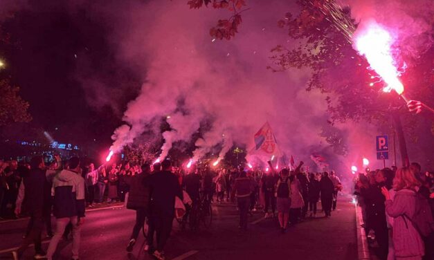 Fáklyákkal, tűzijátékkal fogadták az egyetemistákat Újvidéken (videóval)