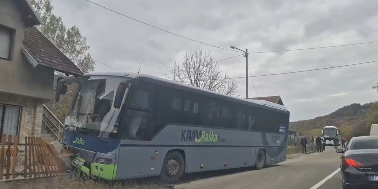 Lesodródott az útról a haladópárti híveket szállító autóbusz