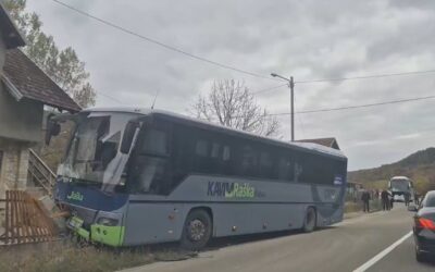 Lesodródott az útról a haladópárti híveket szállító autóbusz