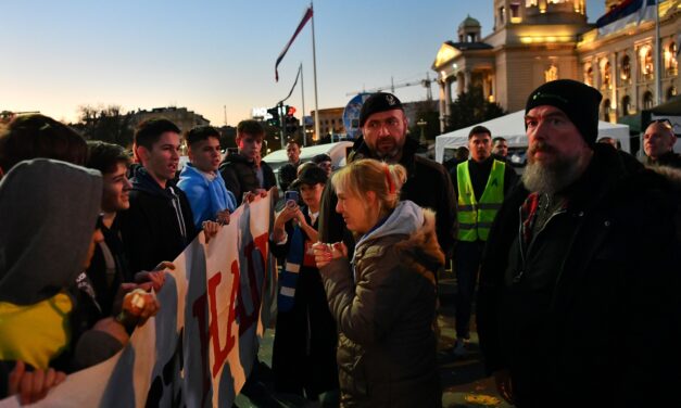 Ma is százával érkeztek a középiskolások, hogy Dijana Hrkát támogassák (Videó)