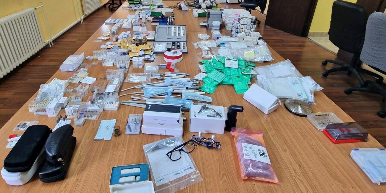 Egy szinte teljes fogorvosi rendelőt akartak átcsempészni a határon Gombosnál (Fotógaléria)