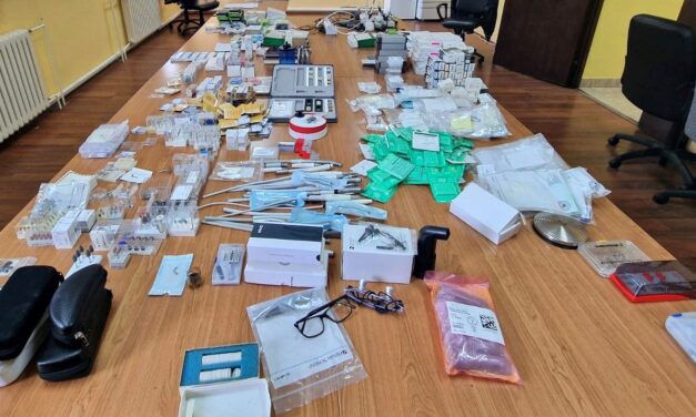 Egy szinte teljes fogorvosi rendelőt akartak átcsempészni a határon Gombosnál (Fotógaléria)