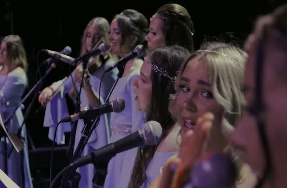 Elítélték, hogy az ő zenéjük szólt Ćacilendben, bosszúból le is mondták egy koncertjüket