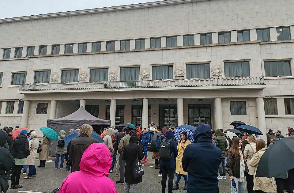 Jaćimović megkezdte az éhségsztrájkot, egyre több polgár érkezik a támogatására (fotók+videók)