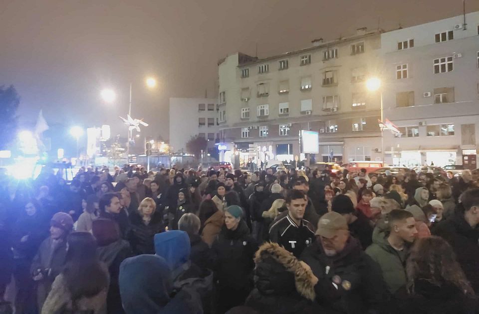 Az éhségsztrájkoló Jaćimovićot támogatják a báni palotánál megjelent polgárok
