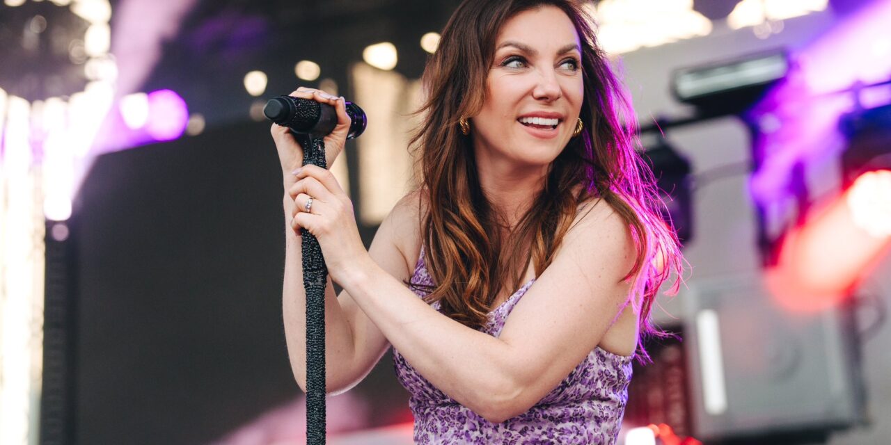 <span class="entry-title-primary">„Hitet és kitartást próbálok ültetni a gyerekeimbe”</span> <span class="entry-subtitle">A ma 40. születésnapját ünneplő Rúzsa Magdi a júliusi Családi Körben adott villáminterjút</span>