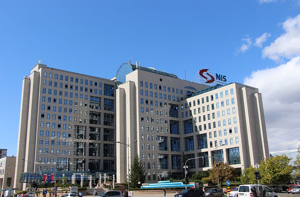 Újabb hitelek kellenek a NIS megvásárlásához