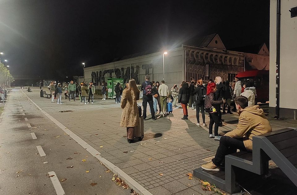 Több tucat újvidéki polgár indult el Belgrádba, hogy támogassa Dijana Hrkát