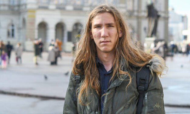 Így mértek ütést az egyetemista fejére a bevetési pajzzsal (videóval)