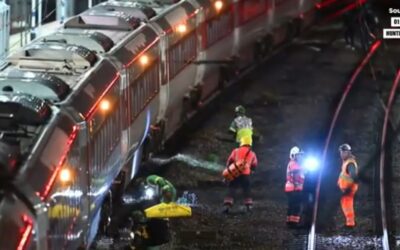 Késes ámokfutás történt egy vonaton Angliában, kilenc sérült életéért küzdenek