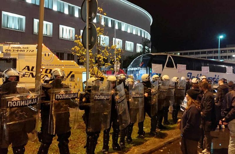 Nő(k)re támadt egy rendőr Újvidéken