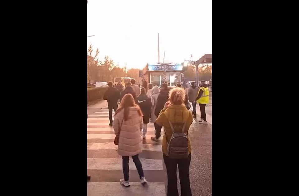 Blokád alá vették polgárok az újvidéki buszállomást, se ki, se be nem járnak a buszok