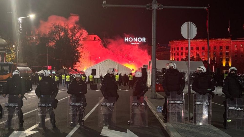 Demokrata Párt: Vučić maffiarezsimje a szemünk láttára hullik szét