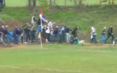Hátborzongató jelenetek és káosz a focimeccsen – egy gyereket letapostak (Videó)