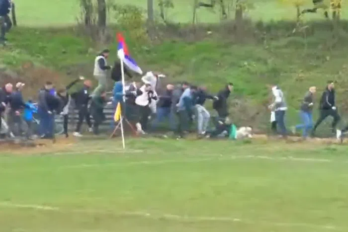 Hátborzongató jelenetek és káosz a focimeccsen – egy gyereket letapostak (Videó)